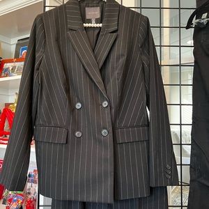PreOwned. EUC The Limited black and white pin striped blazer size 8